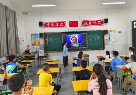 “趣味英語，動漫同行”武昌理工學院云夢書韻志愿服務隊開展特色趣味英語課程