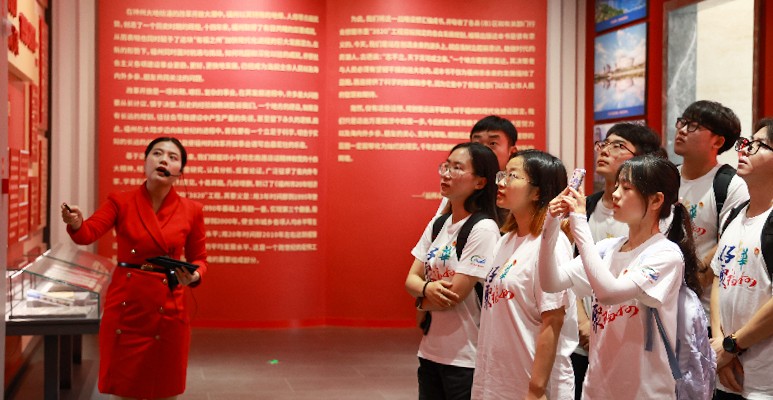青馬行跡實(shí)踐隊(duì)走進(jìn)福州“3820”戰(zhàn)略工程實(shí)施30周年成就展