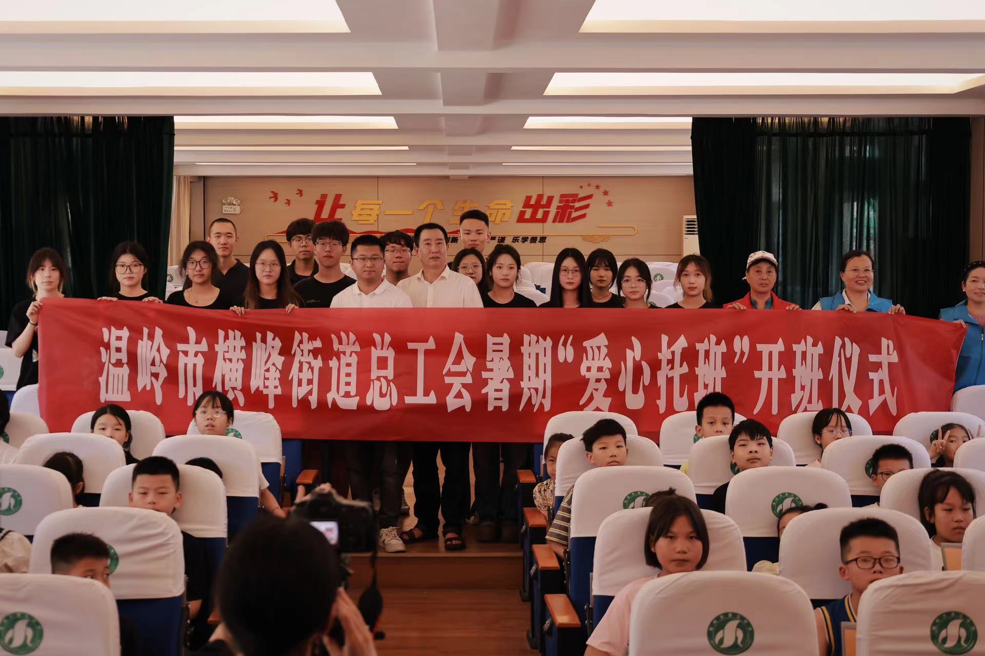 寧財學子“三下鄉(xiāng)”：舞動指尖繪彩夢，扎染布藝展童心