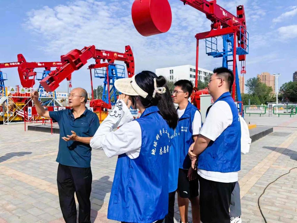創(chuàng)新引領(lǐng)未來，石油行業(yè)的智能化——中國石油大學(xué)（華東）“感碳石光”實踐隊