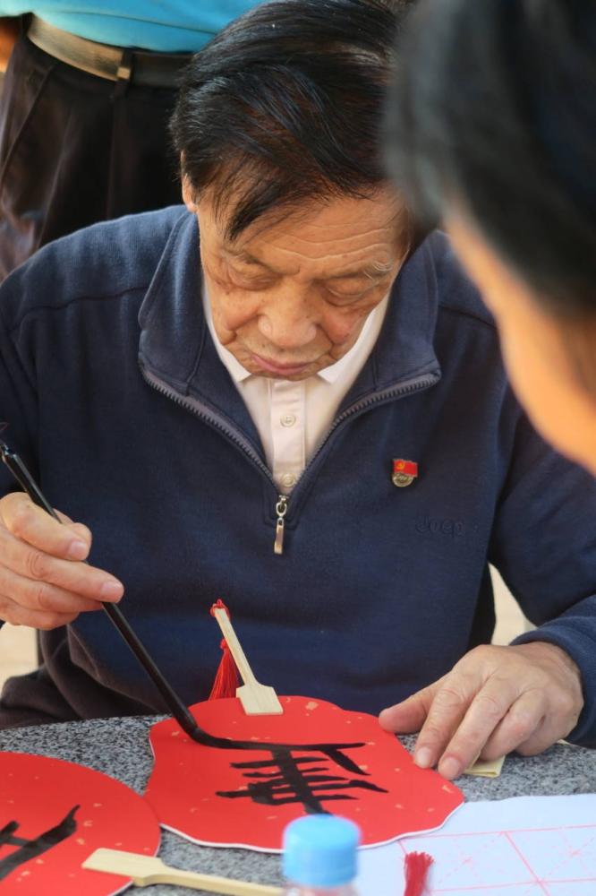 暖心服務(wù)，敬老花開 ——記文學(xué)院21級漢語言文學(xué)(教師教育）第一團(tuán)支部團(tuán)日立項活動