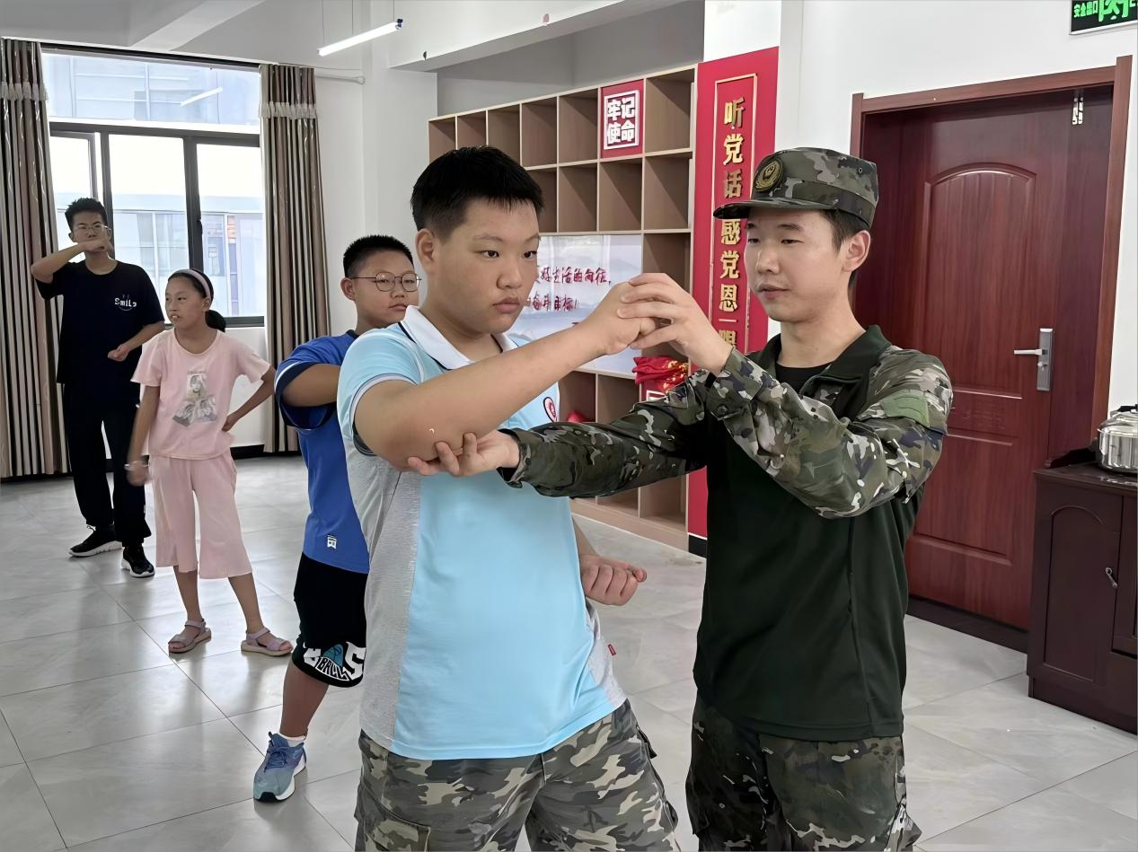 強(qiáng)今日體魄，成明日棟梁 ——武漢紡織大學(xué)外經(jīng)貿(mào)學(xué)院學(xué)子“三下鄉(xiāng)”開(kāi)展軍體拳特色