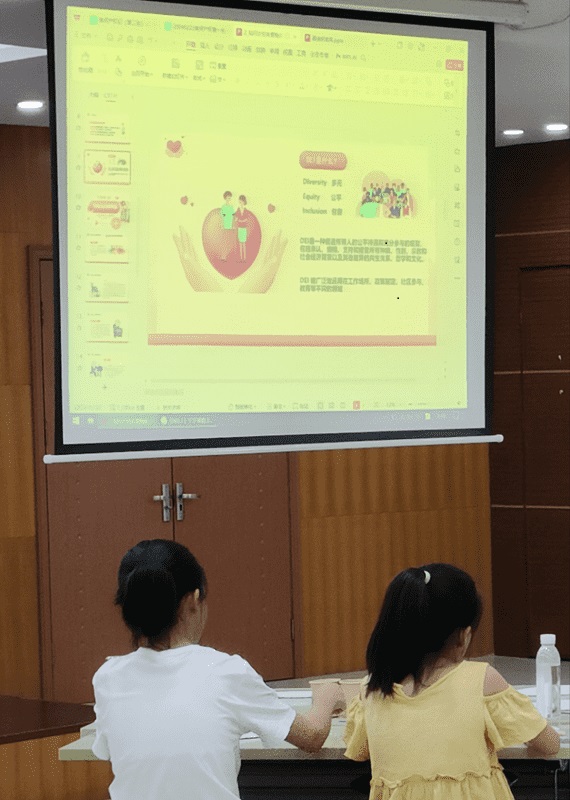 圖為同學們學習“DEI”主題內(nèi)容。(三下鄉(xiāng)網(wǎng)通訊員 嚴蕙蘭 攝)