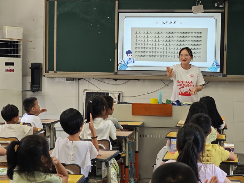 緣溪漁公益隊：書法之韻，支教之情