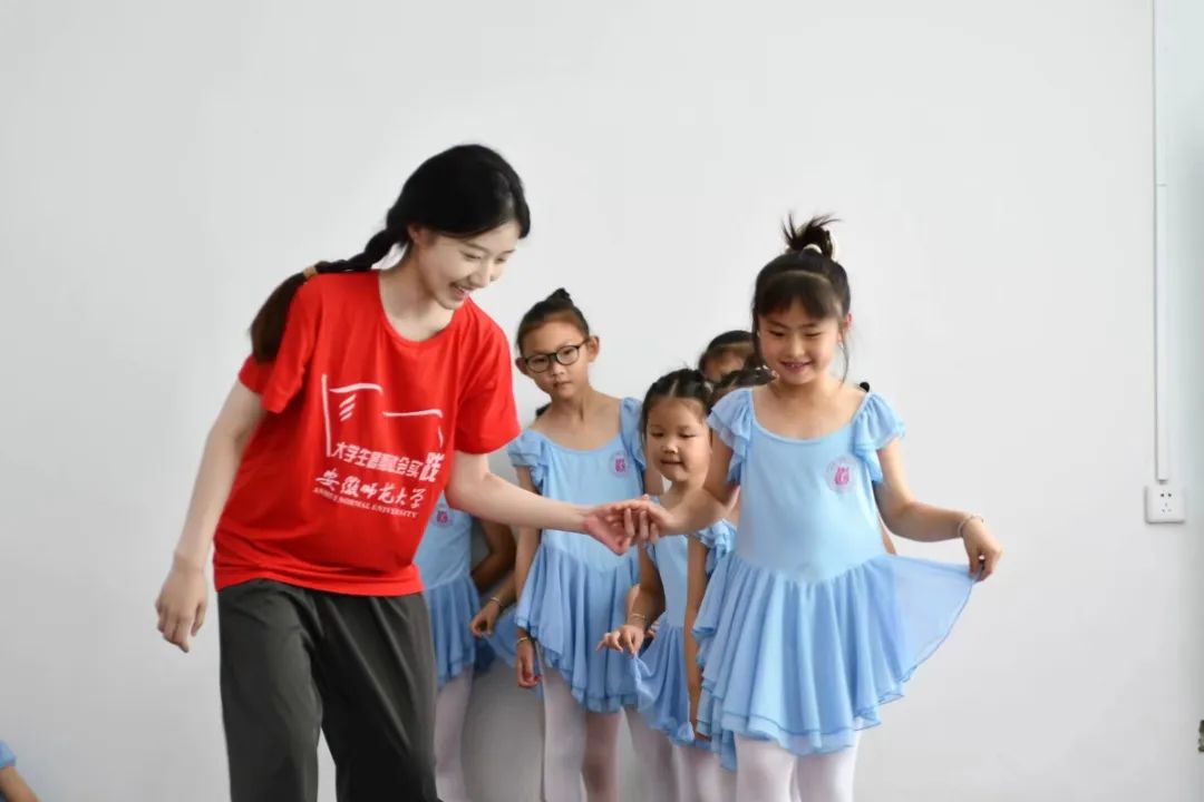 安徽學(xué)子三下鄉(xiāng)：和美鄉(xiāng)村聯(lián)非遺，青春賦能花鼓燈！