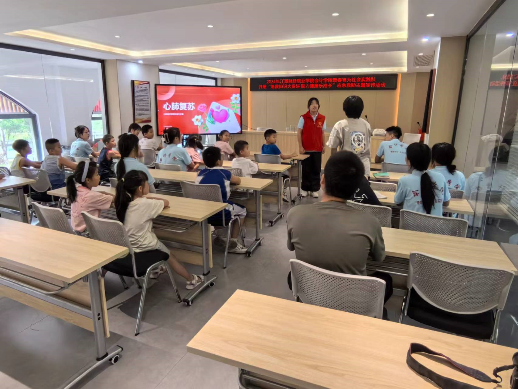 江西財(cái)經(jīng)職業(yè)學(xué)院會(huì)計(jì)學(xué)院“青春有為”社會(huì)實(shí)踐隊(duì)聯(lián)合三里社區(qū)關(guān)工委聯(lián)合開展應(yīng)急救助主題宣傳教育活動(dòng)