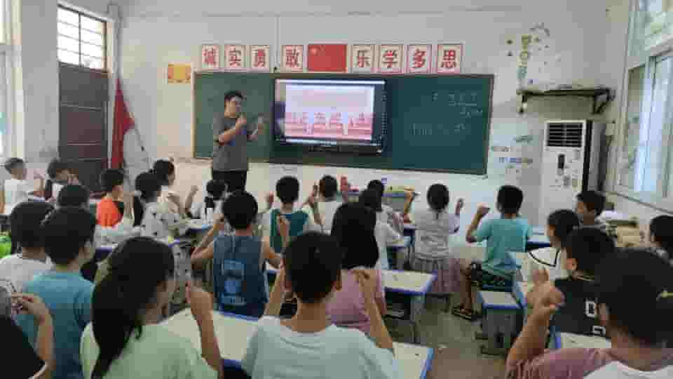 江蘇科技大學(xué)學(xué)生指導(dǎo)河南省葉縣東方寄宿學(xué)校學(xué)生學(xué)習(xí)手勢舞，傳遞正能量