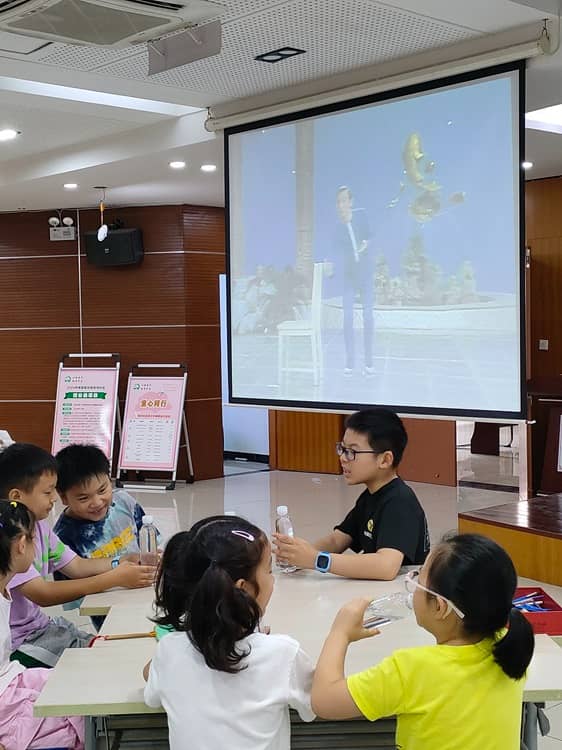 圖為同學們小組討論啞劇小品“洗澡”。(三下鄉(xiāng)網(wǎng)通訊員 嚴蕙蘭 攝)