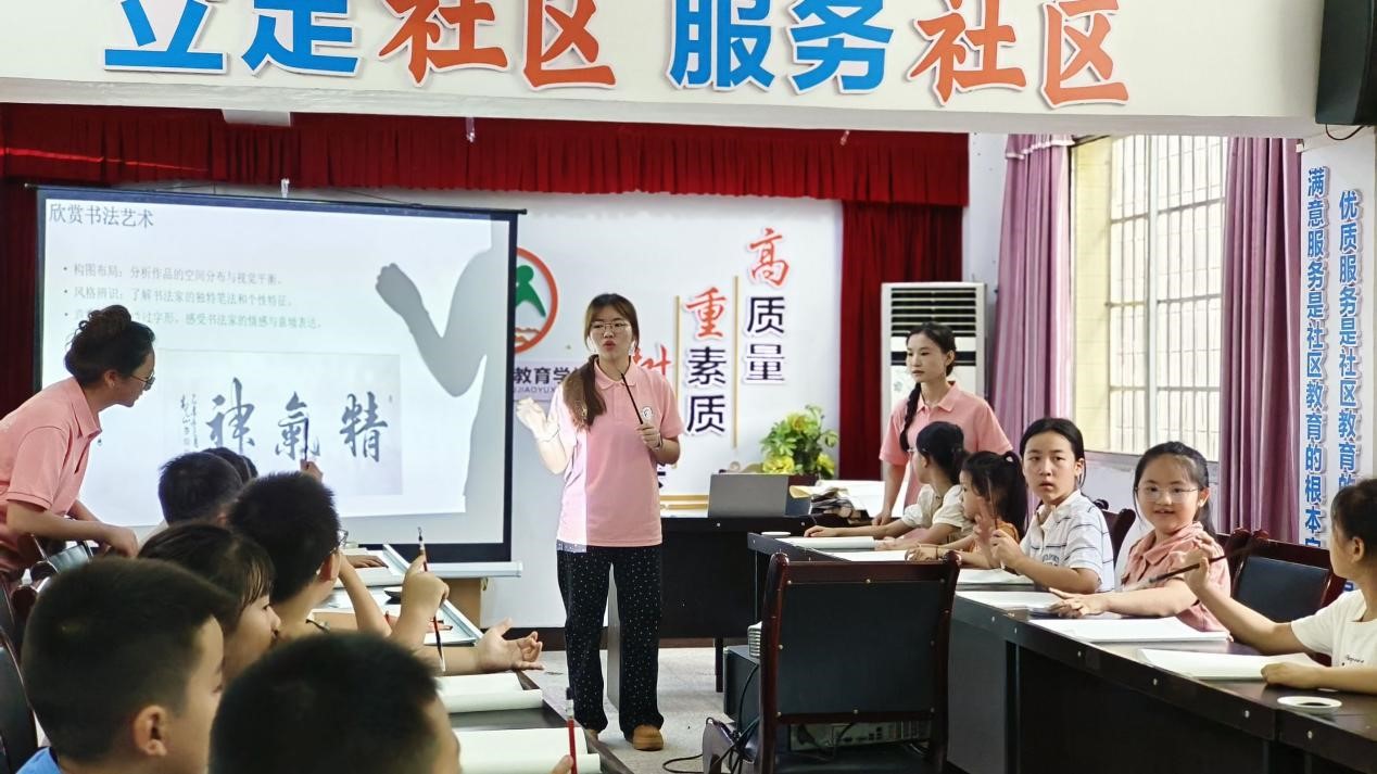 耕耘金色心田：“四葉草”習(xí)近平新時(shí)代中國特色社會(huì)主義思想宣講團(tuán)開展“以墨為底，感