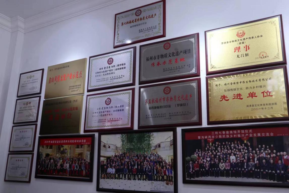 重慶人文科技學(xué)院“榕葉滿庭”非遺文化傳承與創(chuàng)新實(shí)踐團(tuán)—探尋畬藥錘板拍打 療法傳承人的故事