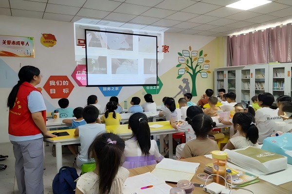 暑期社會實踐：“錘草印花，敲然而至”——武昌理工學(xué)院青春筑夢通城志愿服務(wù)隊開展非遺拓染活動