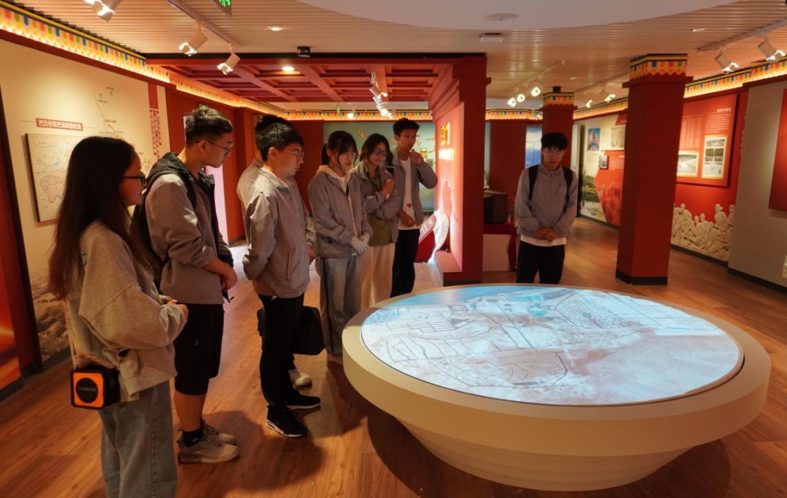 紅色之旅：河南工業(yè)大學(xué)學(xué)生團(tuán)隊(duì)踏上西藏，追尋歷史與團(tuán)結(jié)