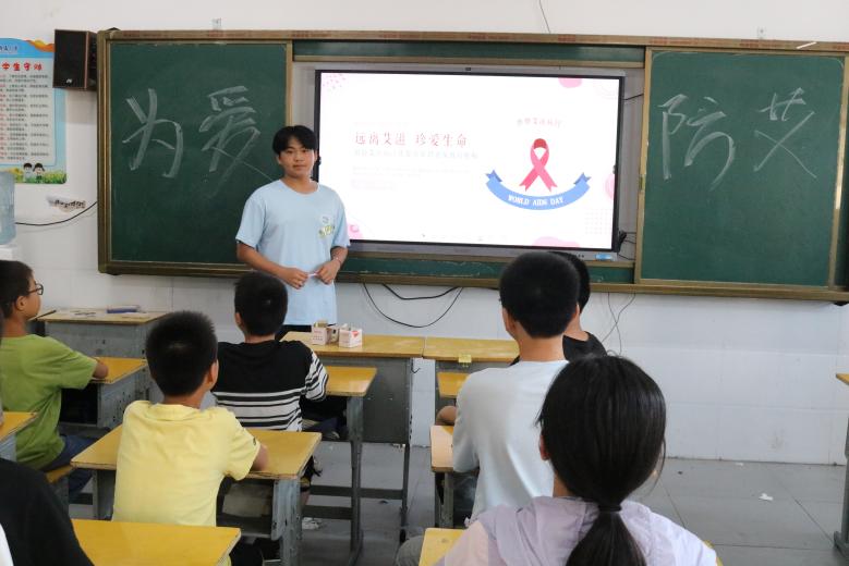 “知防艾滋，擁抱健康”——武昌理工學(xué)院云夢(mèng)書韻志愿服務(wù)隊(duì)開展預(yù)防艾滋教育主題課