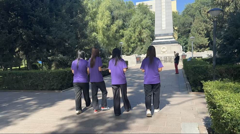 紅色故事響徹綠蔭“三下鄉(xiāng)”活動(dòng)深入人民公園傳承兵團(tuán)紅色故事
