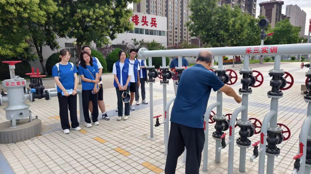 石油工業(yè)的綠色低碳轉(zhuǎn)型——中國(guó)石油大學(xué)（華東）“感碳石光”實(shí)踐隊(duì)