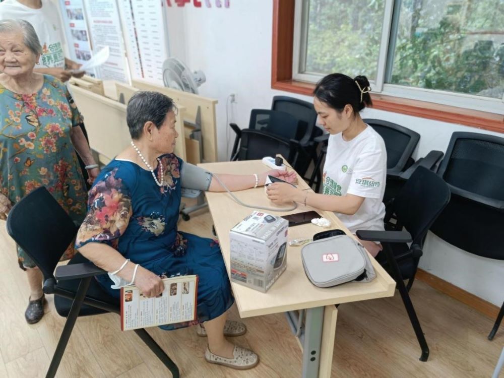 公衛(wèi)學子三下鄉(xiāng)：關愛老齡預防慢病，健康中國營養(yǎng)先行