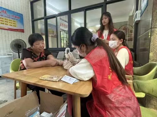 醫(yī)者仁心，愛灑人間