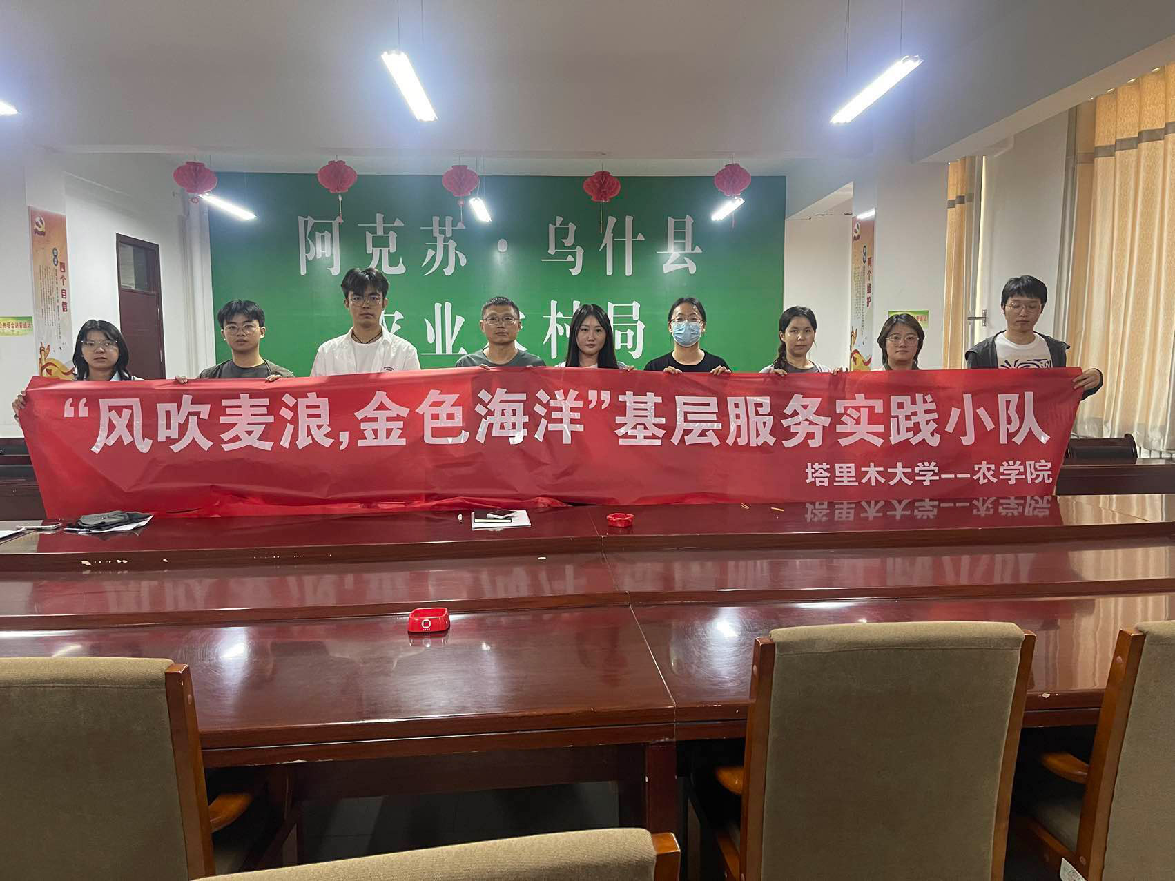 走基層，入鄉(xiāng)田，愛農(nóng)助農(nóng)為人民（一）