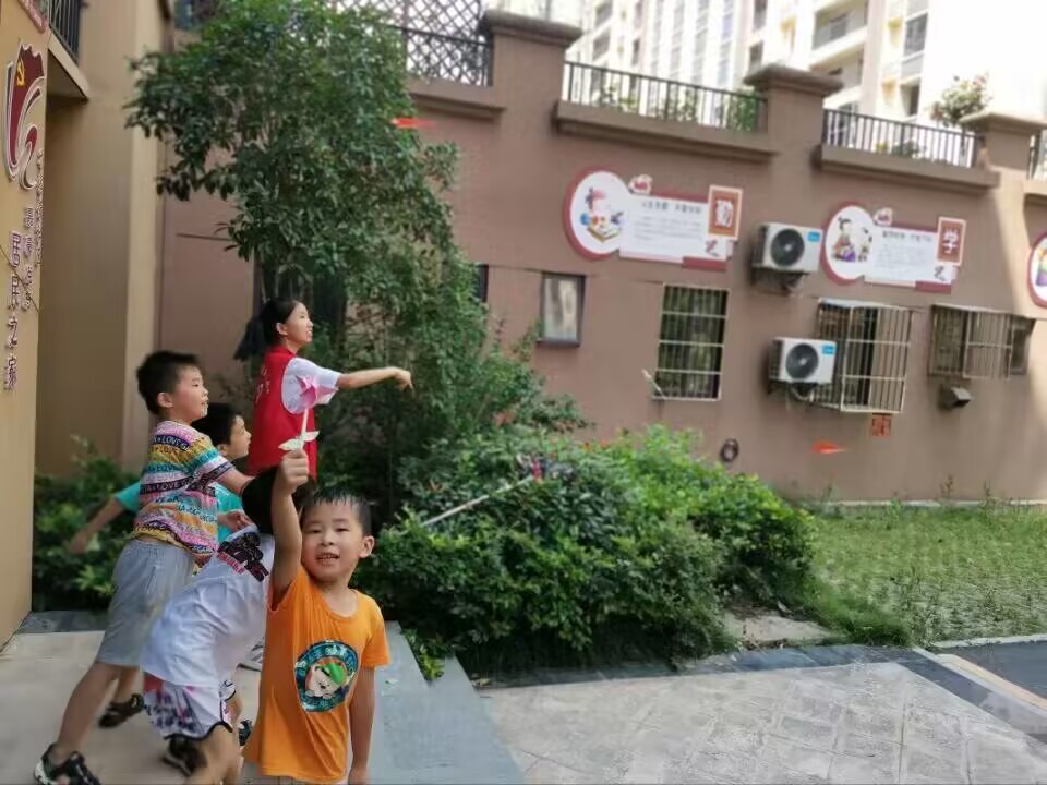 湖文學(xué)子三下鄉(xiāng)：用愛為孩子們創(chuàng)造一個開心家園