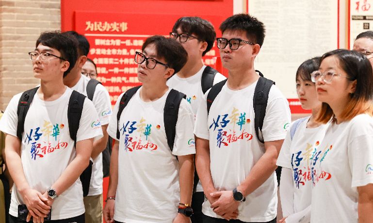 青馬行跡實(shí)踐隊(duì)走進(jìn)3820成果展示館