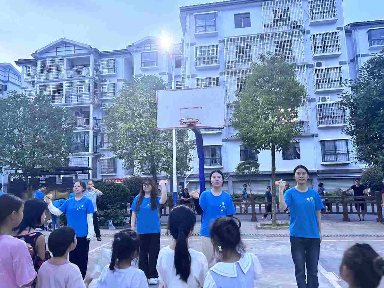 宣傳“零距離”，法學與公共管理學院龍升社區(qū)宣傳活動