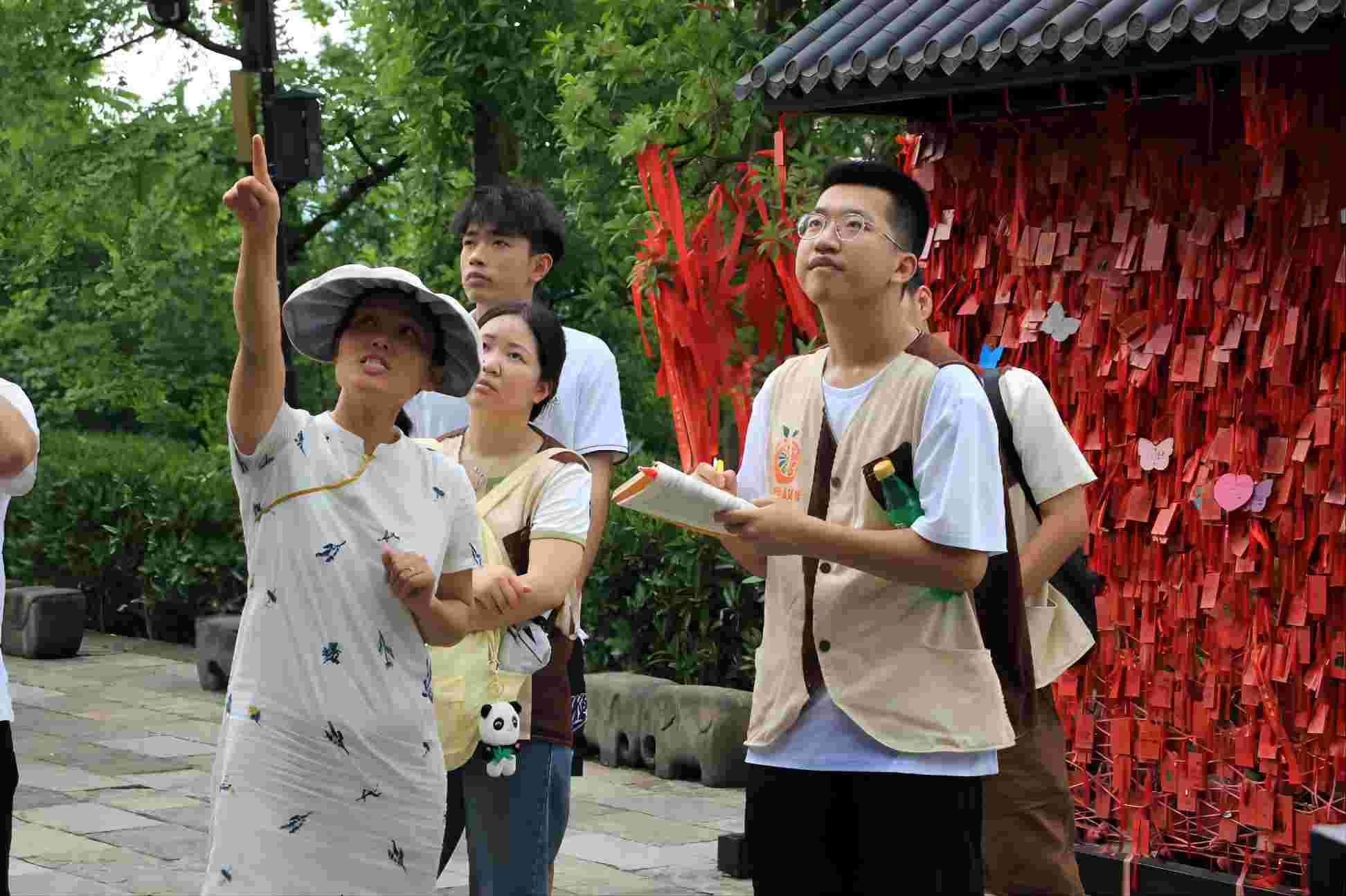 東湖學(xué)子三下鄉(xiāng)：小橙故事社會(huì)實(shí)踐隊(duì)走進(jìn)屈原故里，了解當(dāng)?shù)厍幕?></a></li></ul>
<ul class=