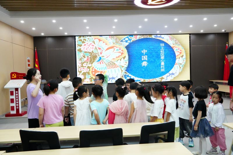 民族之舞翩躚起，童心繪夢(mèng)向輝煌