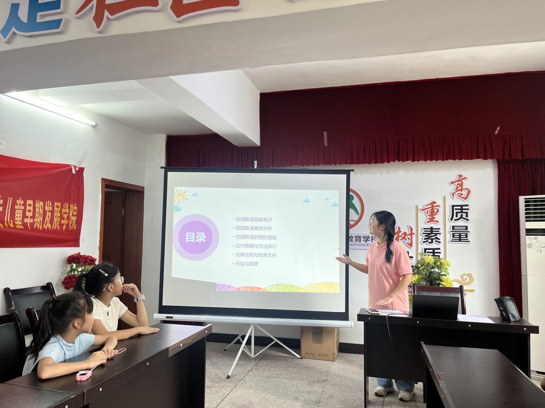 共建七彩家園：“四葉草”習(xí)近平新時(shí)代中國特色社會(huì)主義思想宣講團(tuán)開展“法進(jìn)社區(qū)，德