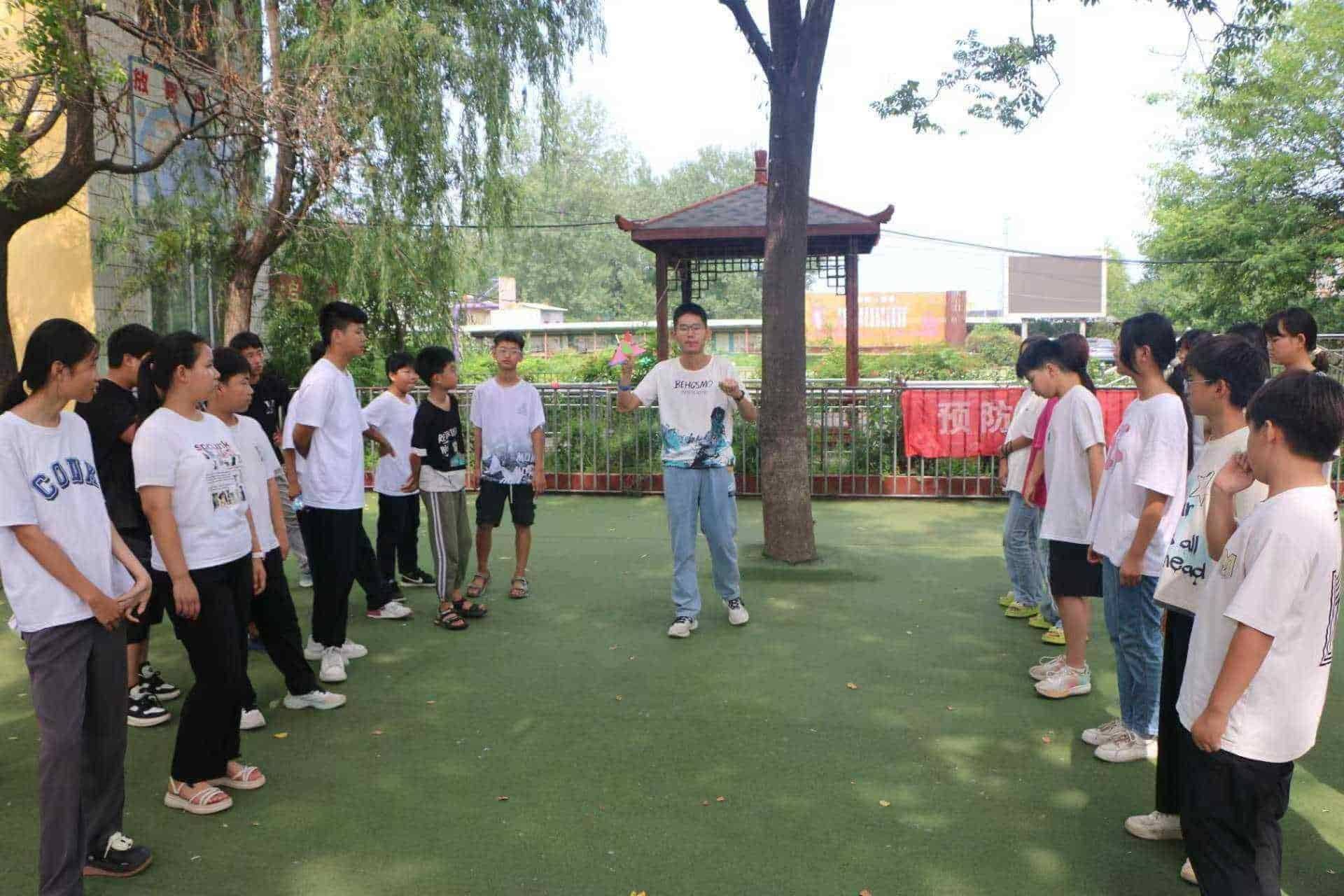 七巧板中智慧生，支教團里愛心濃