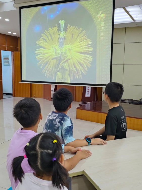 圖為同學們觀看“千手觀音”表演視頻。(三下鄉(xiāng)網(wǎng)通訊員 嚴蕙蘭 攝)