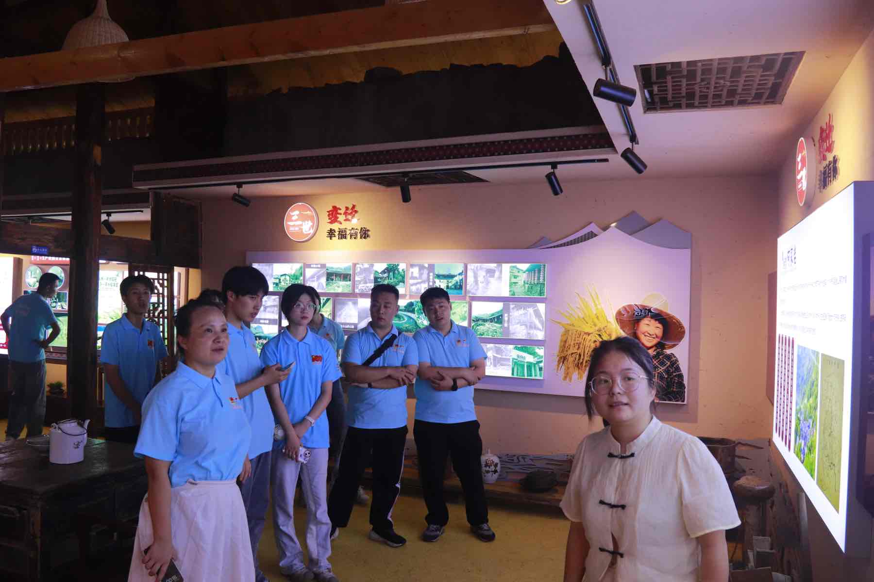 民族團(tuán)結(jié)筑夢行，鄉(xiāng)村振興煥新彩