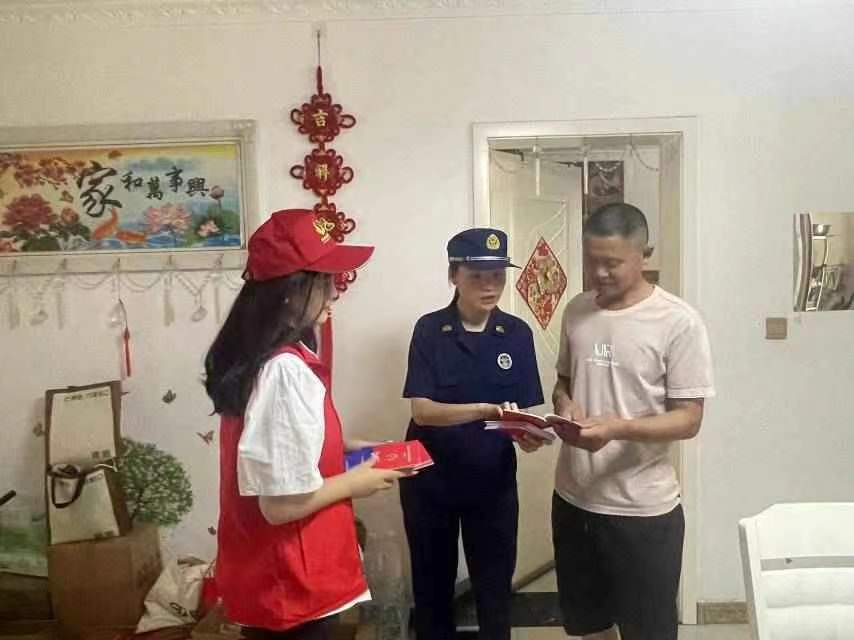 安陽工學(xué)院暑假“三下鄉(xiāng)”發(fā)展成就觀察團做防溺水宣傳