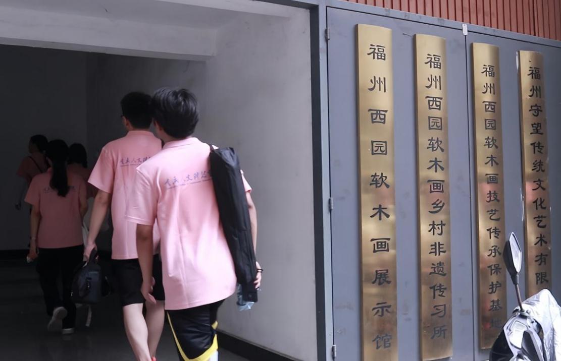 重慶人文科技學(xué)院 | 傳統(tǒng)與現(xiàn)代交融，探索創(chuàng)新傳承軟木畫的 發(fā)展性路徑