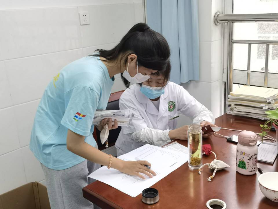 安徽中醫(yī)藥大學中醫(yī)學子三下鄉(xiāng)：為民健康辦實事，紅色基因